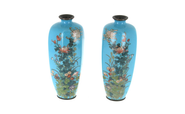 JAPON - Paire de vases émaillés à décor 