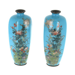 JAPON - Paire de vases émaillés à décor 