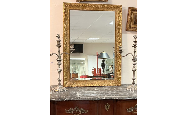 Miroir rectangulaire à encadrement doré 