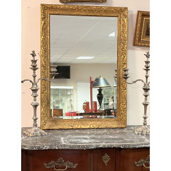 Miroir rectangulaire à encadrement doré 