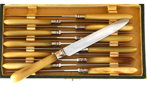 12 couteaux de table anciens style Art D