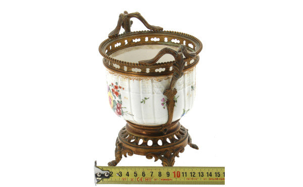 Coupe montée en porcelaine blanche à déc