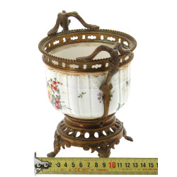 Coupe montée en porcelaine blanche à déc