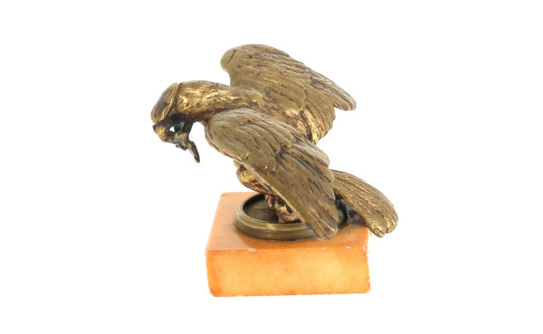 Aigle tenant une branche feuillagée dans