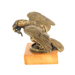 Aigle tenant une branche feuillagée dans