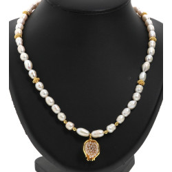 Collier en perles d'eau douce et métal d