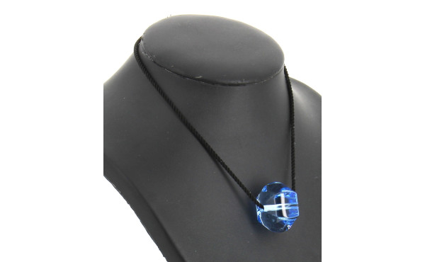 BACCARAT - Pendentif cristal bleu, sur c