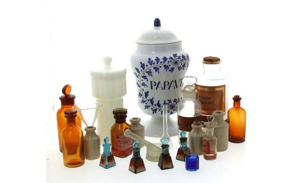 Pot à pharmacie en faïence à décor en ca