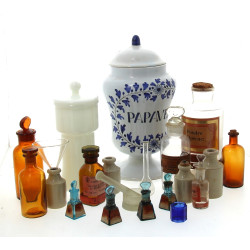 Pot à pharmacie en faïence à décor en ca