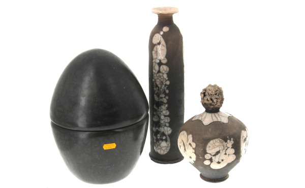 Deux céramiques RAKU (un pot couvert et 