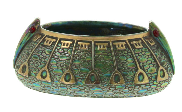 Jardinière en céramique irisée dans les 