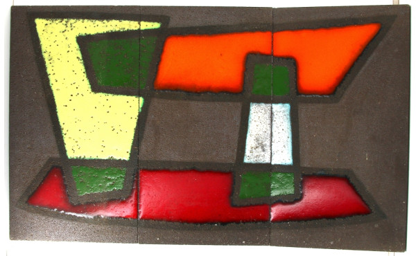 Trois plaques en pierre de lave émaillé,