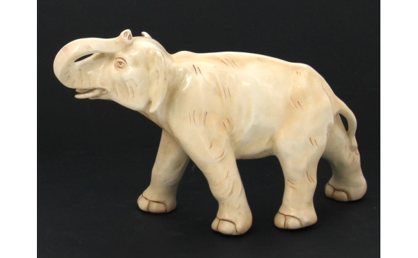 Eléphant, sujet en porcelaine, H 18 x L 