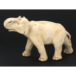Eléphant, sujet en porcelaine, H 18 x L 
