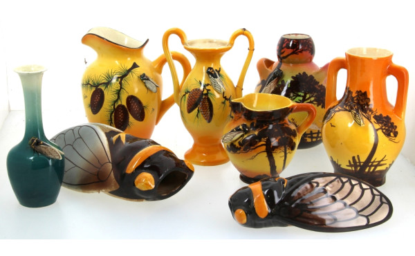 CIGALES - Lot de 8 pièces en faïence pol