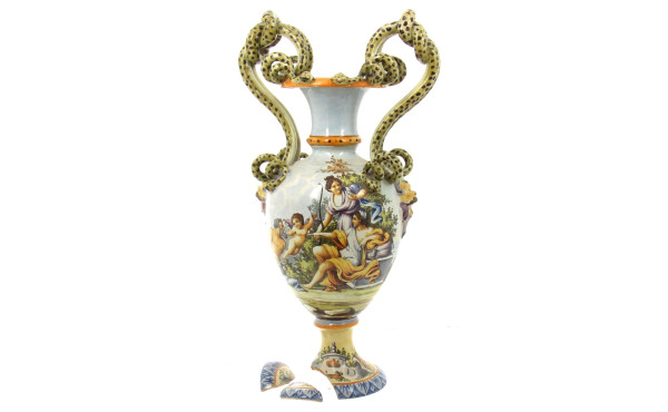 Vase en faïence d'inspiration italienne 