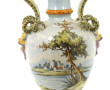 Vase en faïence d'inspiration italienne 
