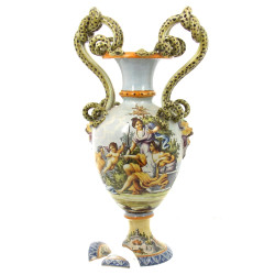 Vase en faïence d'inspiration italienne 