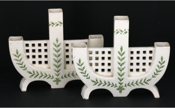 Paire de candélabres de table en faîence