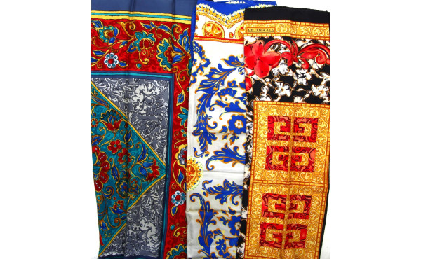 GIVENCHY - Lot de 3 carrés en soie (un f