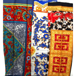 GIVENCHY - Lot de 3 carrés en soie (un f