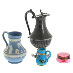 WEDGWOOD - Crémier en biscuit bleu et bl