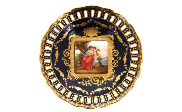 Assiette en porcelaine bleu de four et o