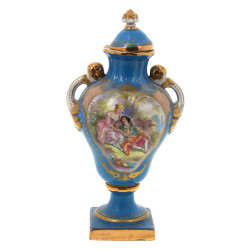 Petite potiche couverte en porcelaine bl