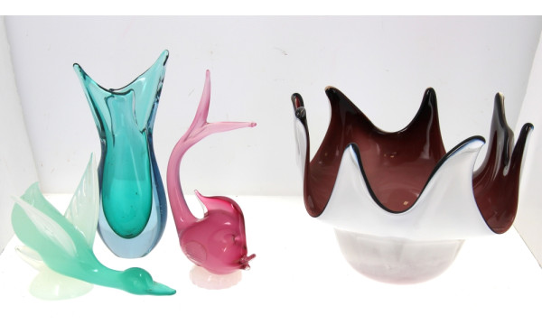 4 pièces en verre de couleurs dans les t