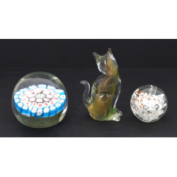 Deux boules presse-papier et un chat en 