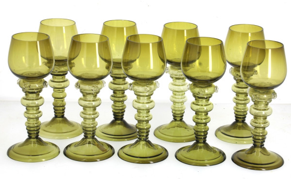 9 verres roemers en verre couleur olive,