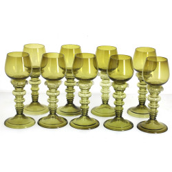 9 verres roemers en verre couleur olive,