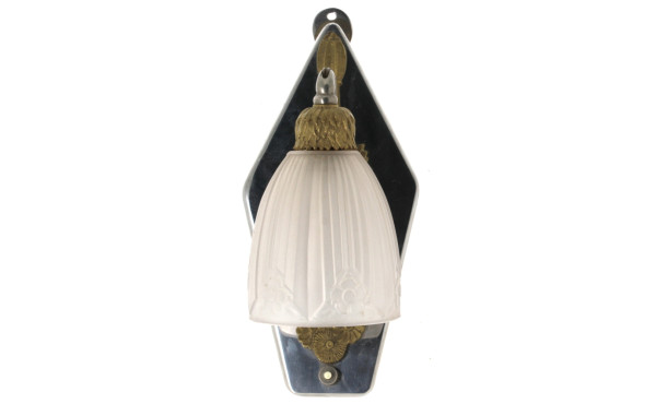 Applique ART DECO sur fond chromé, bronze, et corolle en verre dépoli. H 30,5 cm