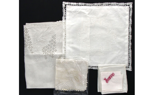 Lot de linge ancien dont 2 draps brodés,