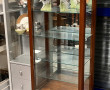 Vitrine en merisier vitrée toutes faces,