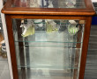 Vitrine en merisier vitrée toutes faces,