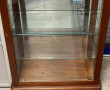 Vitrine en merisier vitrée toutes faces,