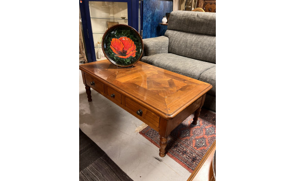 Table basse en merisier ouvrant à 3 tiro