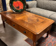 Table basse en merisier ouvrant à 3 tiro