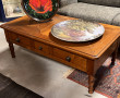 Table basse en merisier ouvrant à 3 tiro