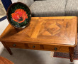 Table basse en merisier ouvrant à 3 tiro