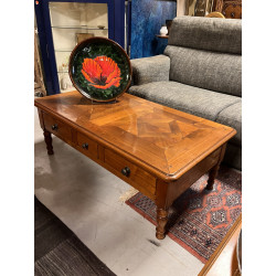 Table basse en merisier ouvrant à 3 tiro