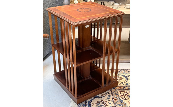 Petite bibliothèque tournante anglaise. 