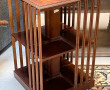 Petite bibliothèque tournante anglaise. 