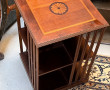 Petite bibliothèque tournante anglaise. 