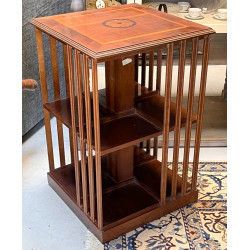 Petite bibliothèque tournante anglaise. 