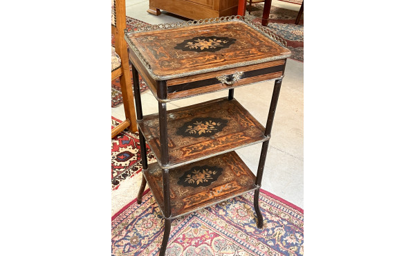 Petite table Napoléon III en placage, bo
