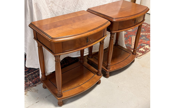 Paire de tables de chevet ouvrant à un t