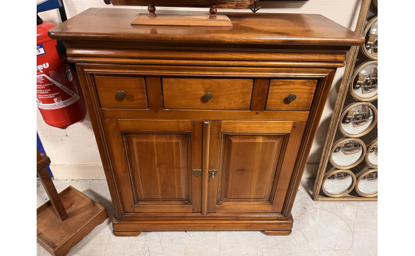 Petit meuble en merisier ouvrant à 2 por