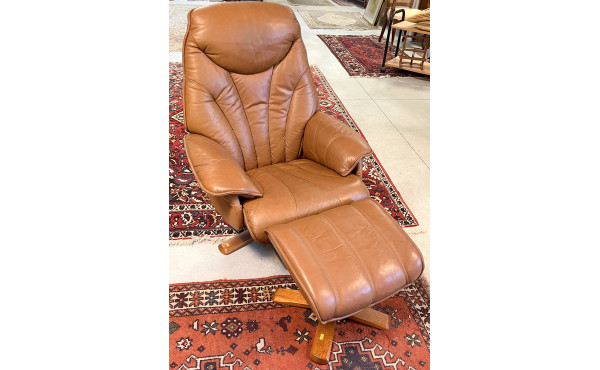 Fautteuil en cuir avec son repose-pied, 